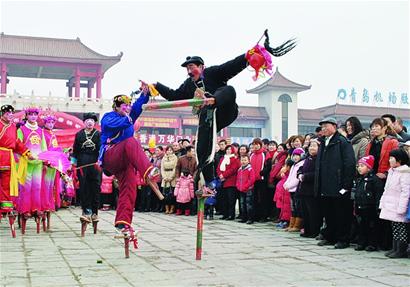 本报讯 昨天,一年一度的胶州新春秧歌会在胶州秧歌城举行,60余支