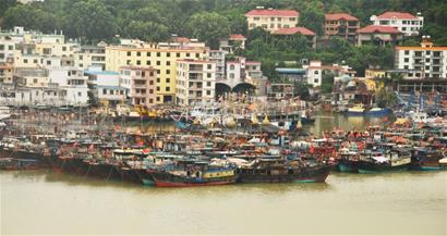 飞燕登陆海南 渔船回港避风