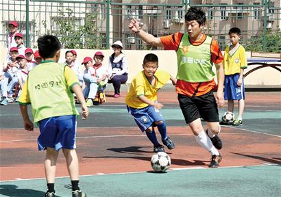 青岛职业球员高明在与小学生同场切磋