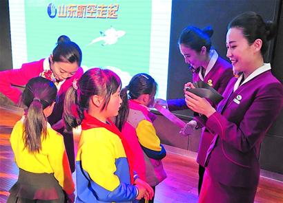 空姐进校园,教孩子扎安全带