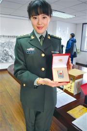 青岛籍明星蒋珊珊捐出限量版打火机