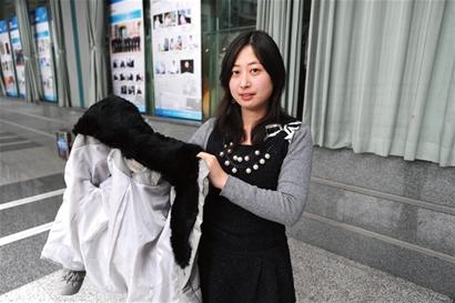 八旬老太太晕倒在路边<em>她脱下外套</em>给老人暖身-