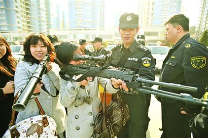 身份证制证所23年来首次开放特警拿出看家装备让市民开眼