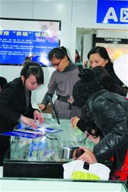 宝马姐和奔驰哥去地下室淘眼镜