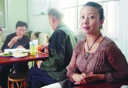 为让老人吃上热乎饭<em>姐妹</em>俩紧靠<em>父母家</em>开饺子馆