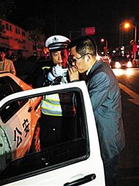 22人五年内开车可被当场拘留醉驾女司机流泪