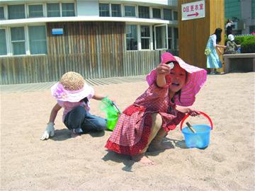 百名志愿者前海一线捡垃圾