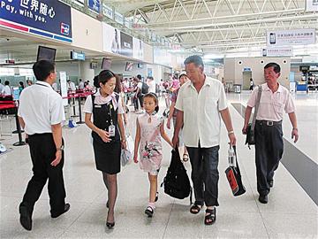 每天30个小孩独自坐飞机旅行空邮小飞人这个