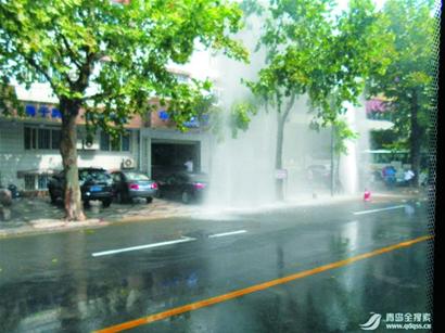 小轿车撞断消防栓变成喷泉还弹起了石头打穿