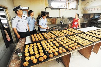 太黑心 用回收油生产三无月饼真嚣张 冲向执法人员倒车逃窜