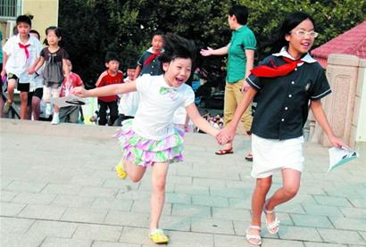 还没开始上课<em>小女生</em>就想妈妈听讲七八分钟小男