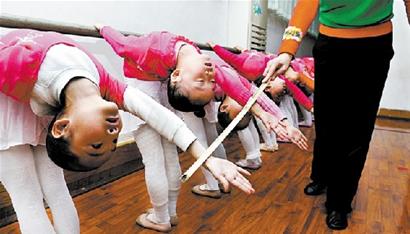 练舞受伤 8岁女孩下肢瘫痪领残疾证 孩子父母