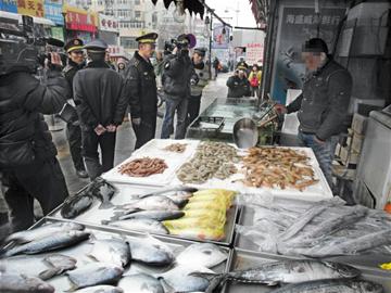 摊贩当街杀黄鳝淌了一地血水
