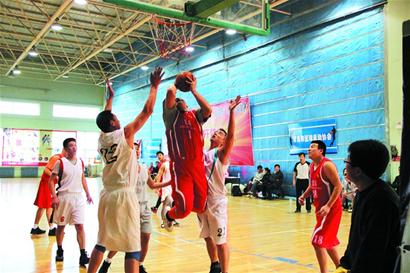 好男儿飞身暴扣,好帅呀!女判官一脸严肃,扮酷呢