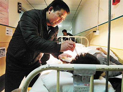 男陪护5年精心伺候50多病人