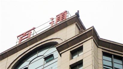 摩托车被扣,爬上25楼亮嗓门