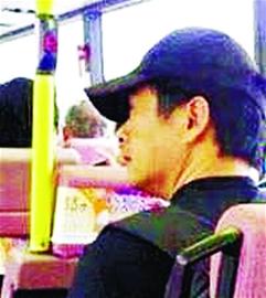 周润发 素颜坐巴士过海