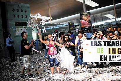 机场清洁工罢工航站楼垃圾遍地