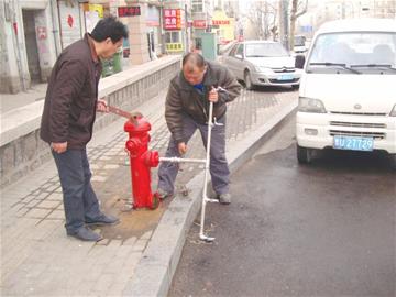 消防栓接水喝,制裁首日抱怨多