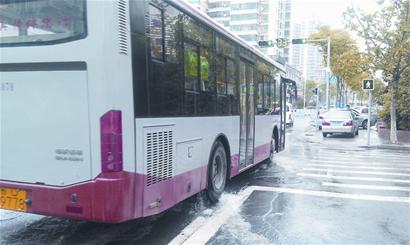 跑了60年,汽油公交车"下岗"-青岛报纸电子版