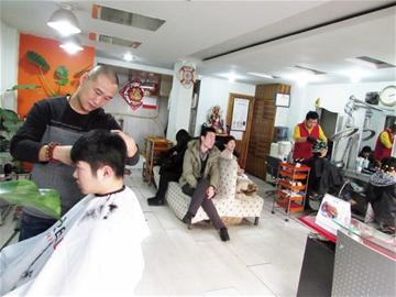 理发店排长队,过年美美哒-<em>青岛</em>报纸电子版