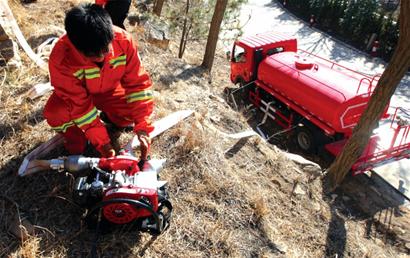 260名消防员巡查崂山林区 配备风力灭火机移动