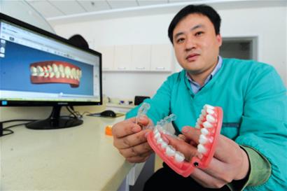 瞧,这个透明牙套是3D打印的