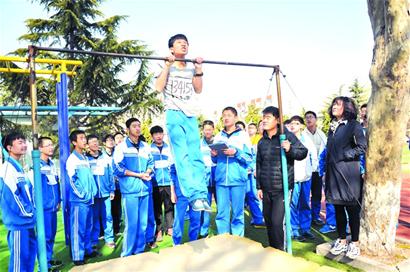 嗨哟嗨哟拉单杠做一个也能得分