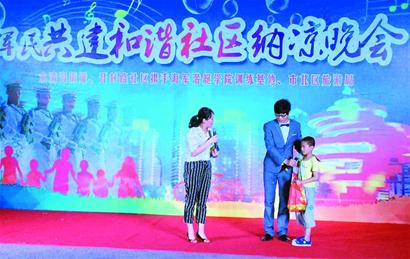 纳凉晚会军民登场秀才艺