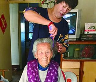 坚守六年,义务照顾耄耋患病老人