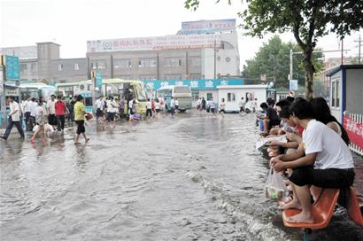 造成胶南市区多处街道被淹