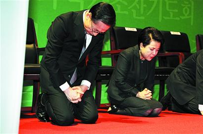 李明博下跪祈祷引争议