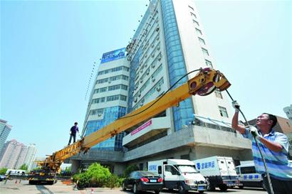 楼道清杂物 老楼清爽了