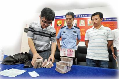 海军某部战士李彬昨拾到巨款分毫不差还给失主