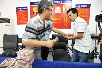 海军某部战士李彬昨拾到巨款分毫不差还给失主