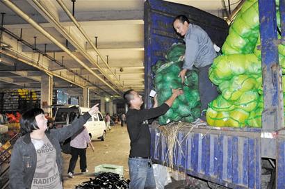 抚顺路蔬菜市场批发商王天芳每天深夜接货凌晨