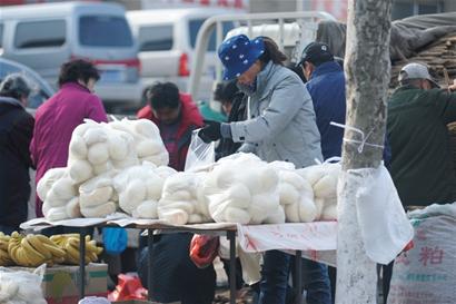 上午10时,记者又跟随四方区工商分局市场科的工作人员一同前往