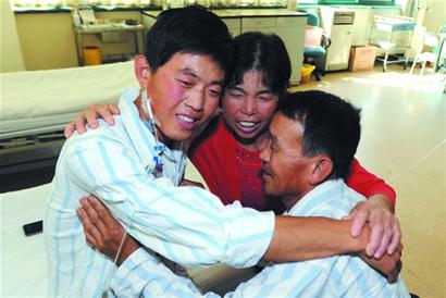 割肾救子手术成功一家人含泪拥抱