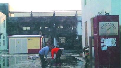 火龙偷袭三地消防车救驾