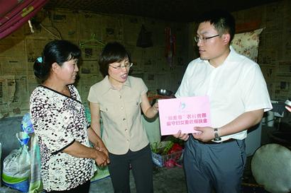 市妇联麦收帮扶农村贫困留守妇女