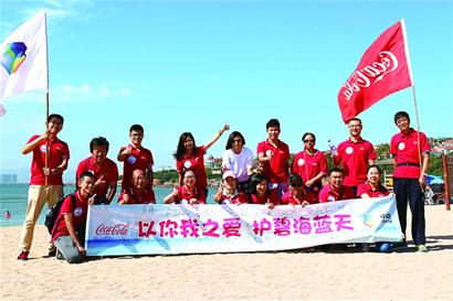 志愿者为沙滩洗把脸