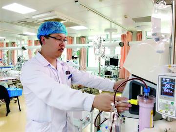 周庆福:男丁格尔奉献无悔青春