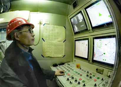 盾构机夜以继日 一天开挖约10米