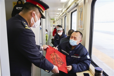 ■青岛开往西宁的z272次列车上，一位返乡旅客接到列车乘务员送的“福”