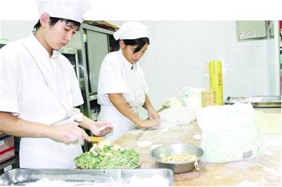 饺子工招聘_海阳饺子馆送餐电话(5)