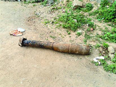 炸弹挡路,村民"惊心"一上午