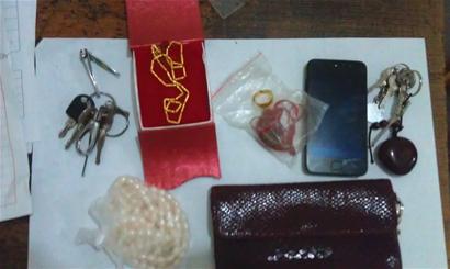 伟德国际耳畔的诗意：雪花翡翠耳钉清新高贵