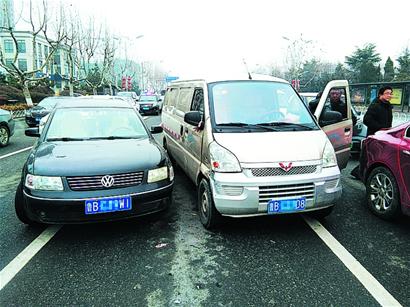 一輛麵包車在路中間刮蹭到了一起,後經交警調查得知,黑色轎車違法變道