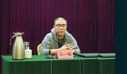 学员们分享《现代诗歌的读法》,以广阔的视野和锐利的手法剖析了韩东